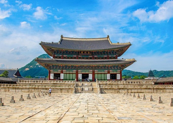Gyeongbokgung Palace, Bukchon, Naksan & Gwangjang Market Day Tour