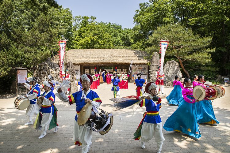 A time machine tour that brings Korea's past and present together (1-day trip to Korean Folk Village, Suwon Hwaseong Fortress, etc.)