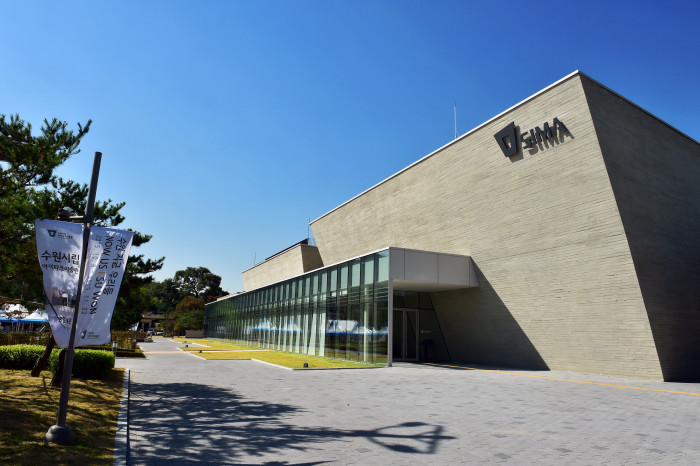 Korea Past & Present Time Machine Tour (Korean Folk Village & Suwon Hwaseong 1-Day Tour)