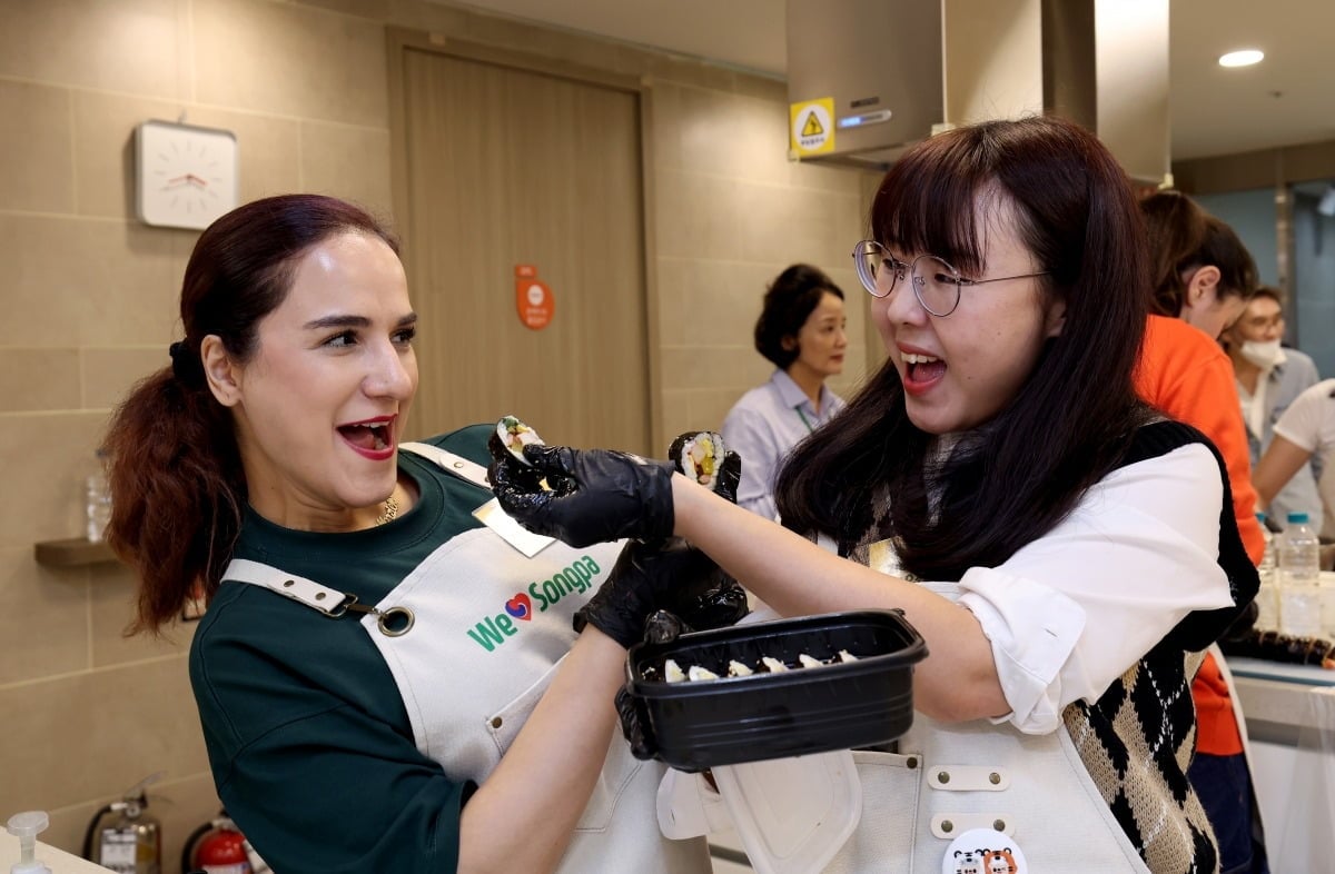 K-FOOD & K-BEAUTY 1-Day Experience in Seoul