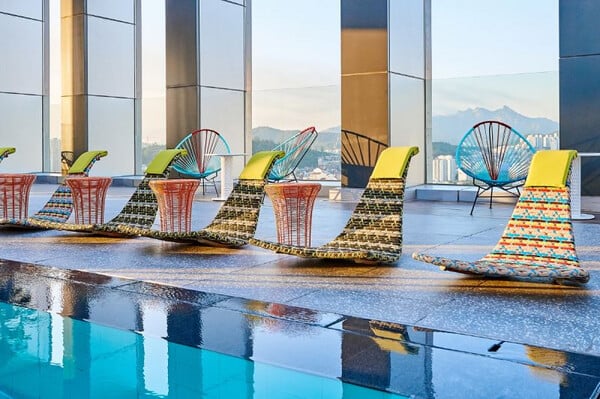 Standard Twin + 2 Floating Bar Cocktails